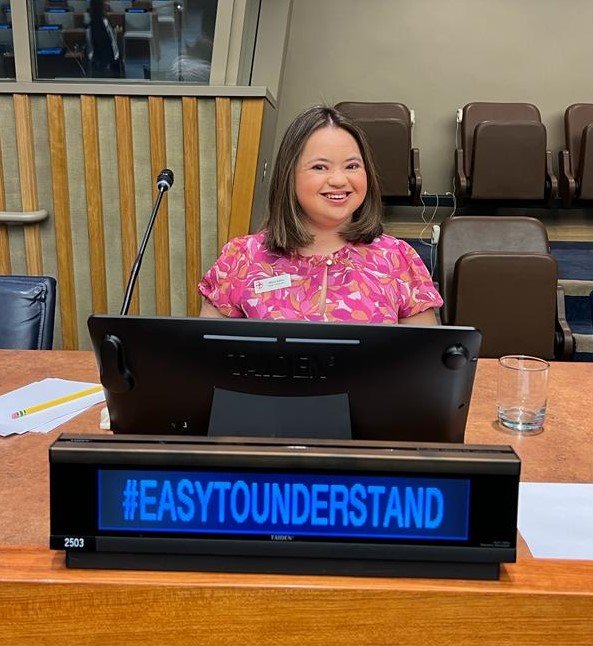 mulher sorrindo com visor digital escrito #easytounderstand