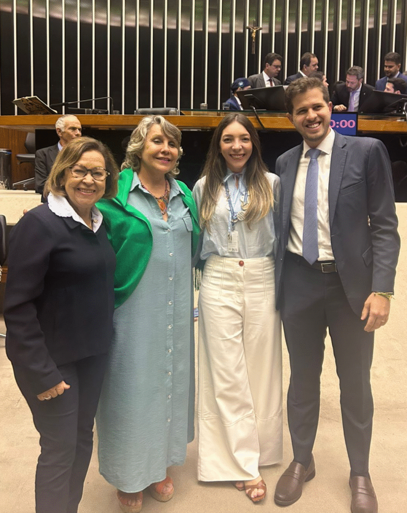 No plenário da Câmara dos Deputados, as deputadas Lídice da Mata, Erika Lokay e Pedro Campos com Paloma Pediani, profissional de relações institucionais.