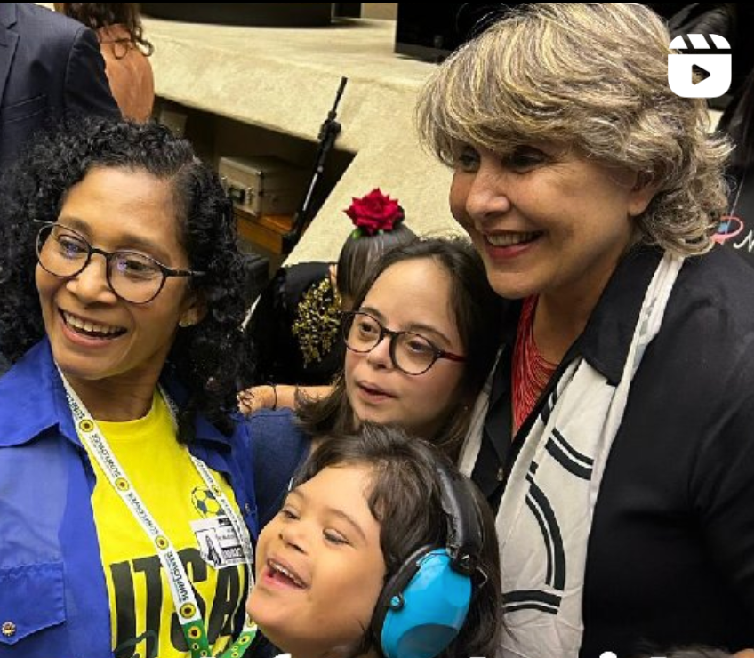 erika kokay com 2 criancas com sindrome de down e uma mulher.