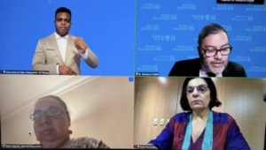 tela do evento virtual, duas mulheres, dois homens, um deles intérprete de língua de sinais.