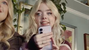 menina cega loura usa iphone.