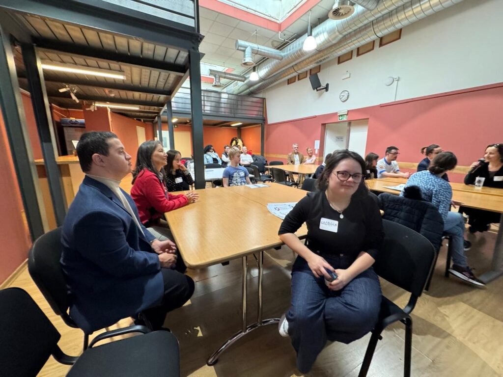 Geórgia no evento em Genebra, sentada em mesa.