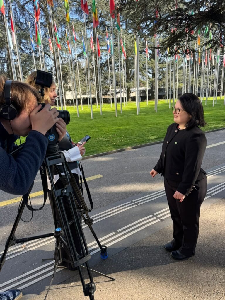 Geórgia dando entrevista a TV.