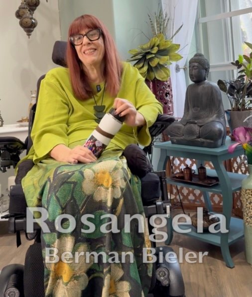mulher em cadeira de rodas, de óculos, com roupa verde, ao lado de Buda - texto - Rosangela Berman Bieler.