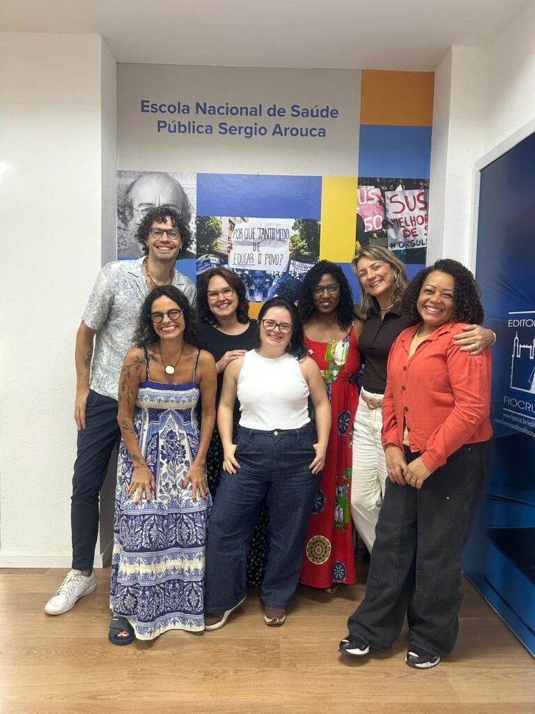 grupo de professores e alunos do curso.