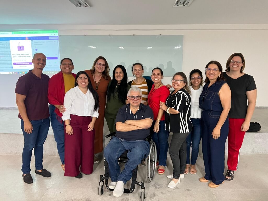 professor cadeirante com alunos ao redor.