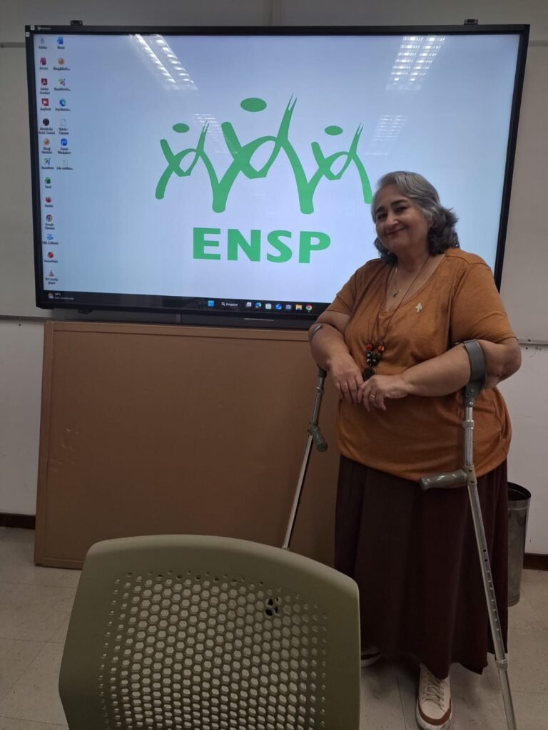 professora com muletas ao lado de video com logo da ENSP.