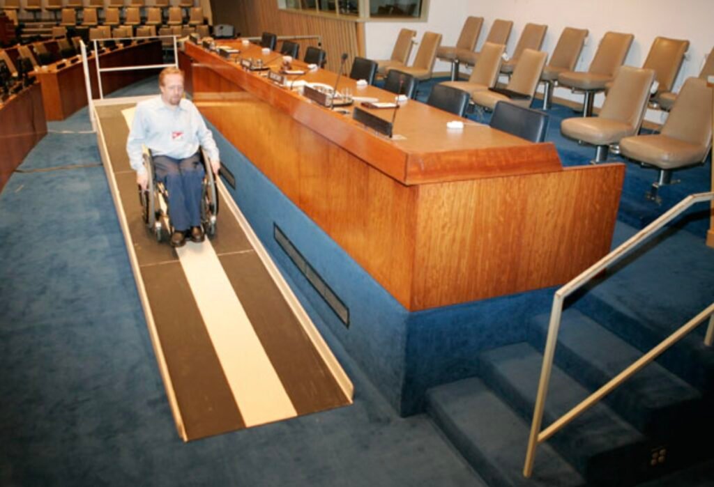 cadeirante em rampa da mesa principal da plenaria.