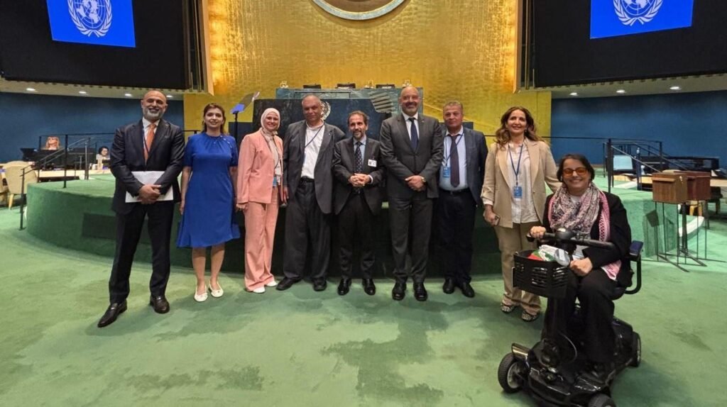 grupo de 9 peritos eleitos na sala da assembleia da ONU.