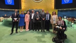 grupo de 9 peritos eleitos na sala da assembleia da ONU.