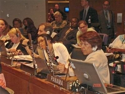 Izabel Maior e Lais Lopes com placas do Panamá e Brasil levantadas em reunião na ONU.