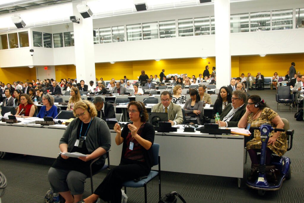 sala onu varias pessoa sentadas, cadeirante.
