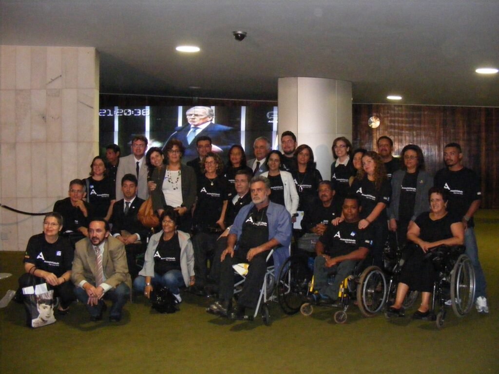 grupo de pessoas com camiseta acessibilidade.
