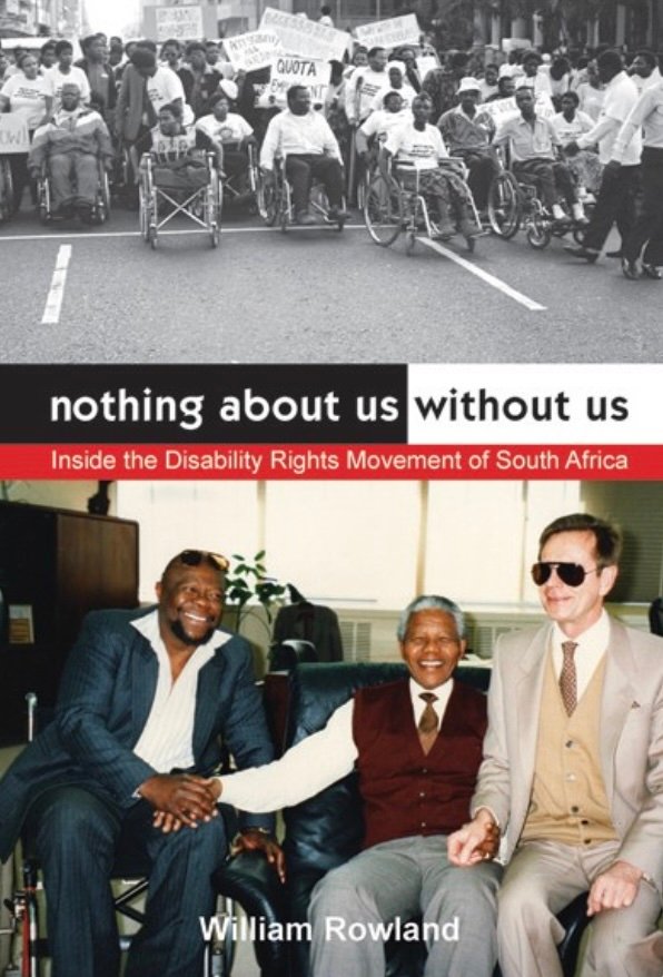 capa do livro nada sobre nos sem nos. foto preto e branca de manifestacao de pessoas com deficiencia na africa do sul e foto de homem negro em cadeira de rodas, nelson mandela e homem branco cego. 