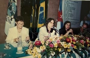 mesa com 3 mulheres falando no evento.