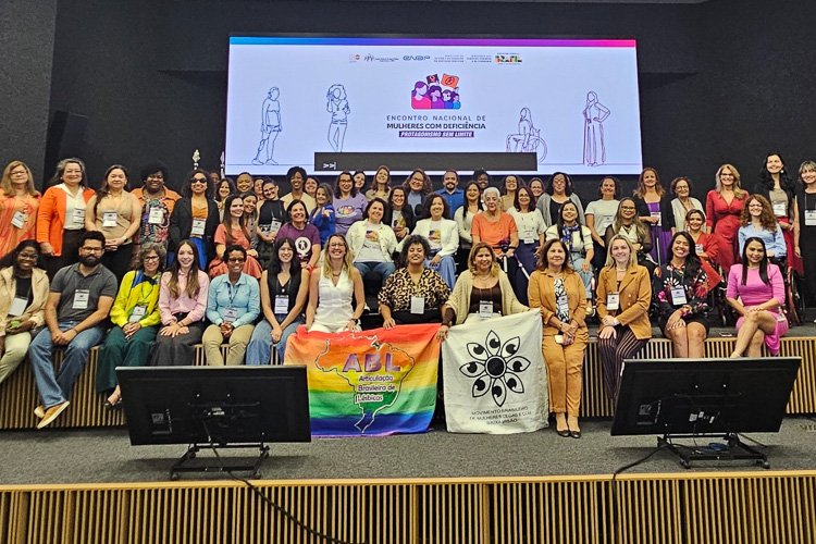 grupo de mulheres com deficiencia no encontro nacional de mulheres com deficiencia.
