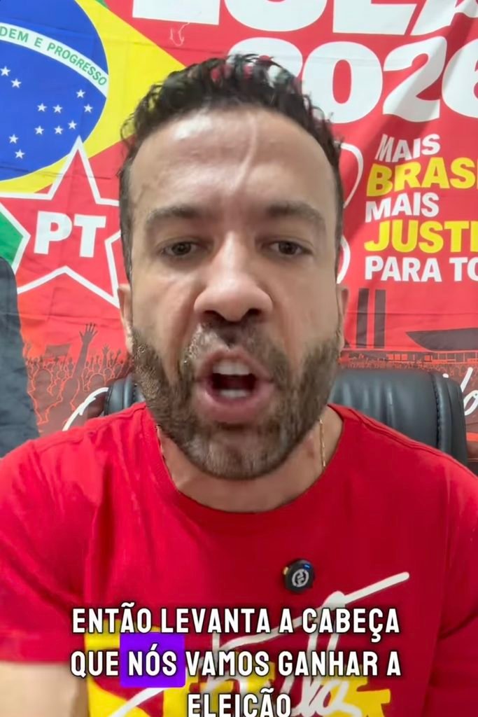 janones com camiseta vermelha. texto: então levanta a cabeça que nós vamos ganhar a eleição.