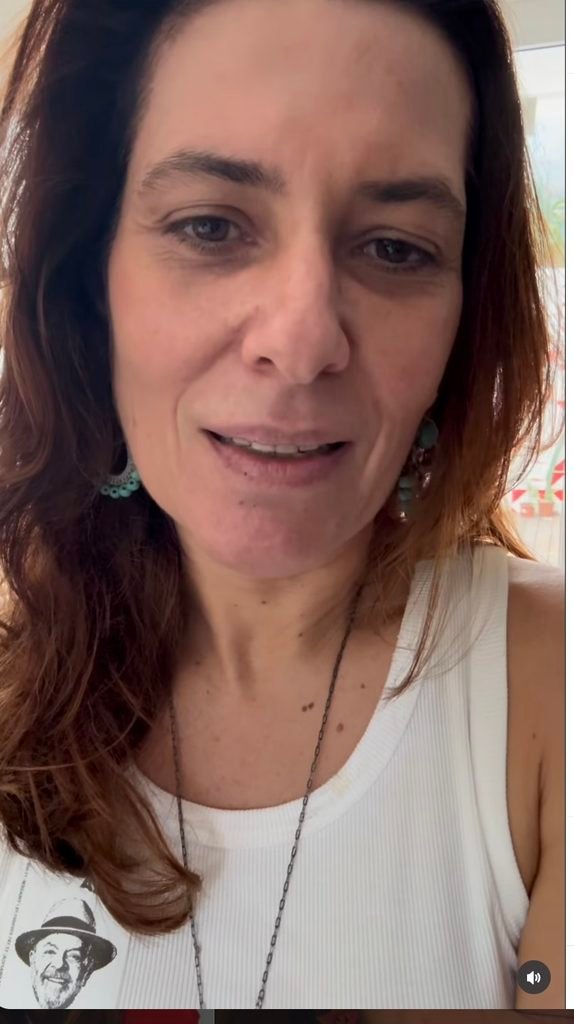 Maria Antônia Goulart com camiseta branca e adesivo com desenho de Lula.